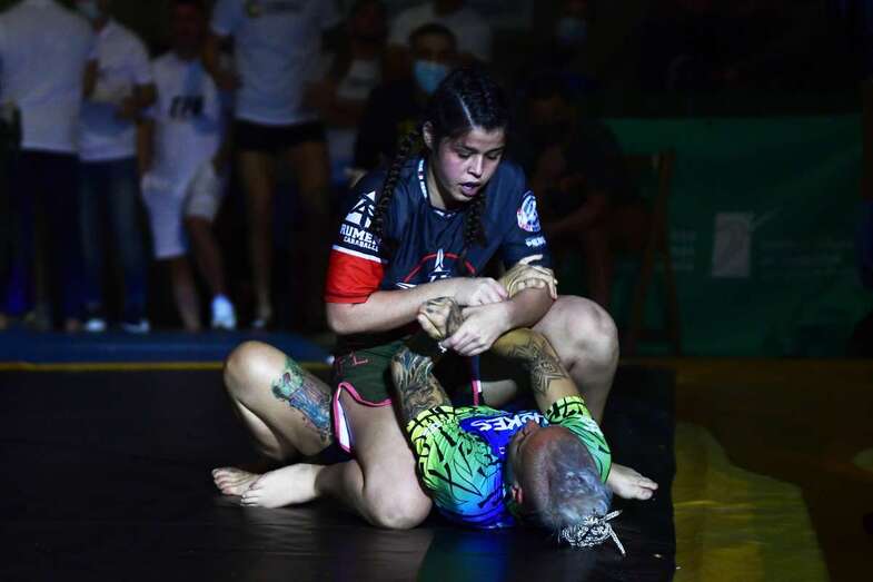 Lucha entre Mapi García, del gimnasio Taz Jinámar, y Anabel Pérez/TA.